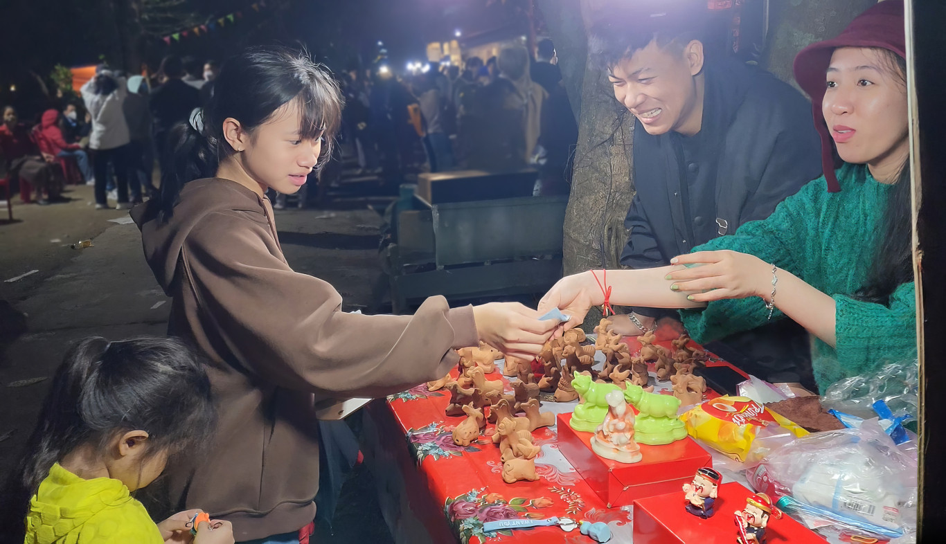 Bạn trẻ mua t&ograve; he tại Lễ hội chợ Đ&igrave;nh B&iacute;ch La - :Ảnh: Thanh Long